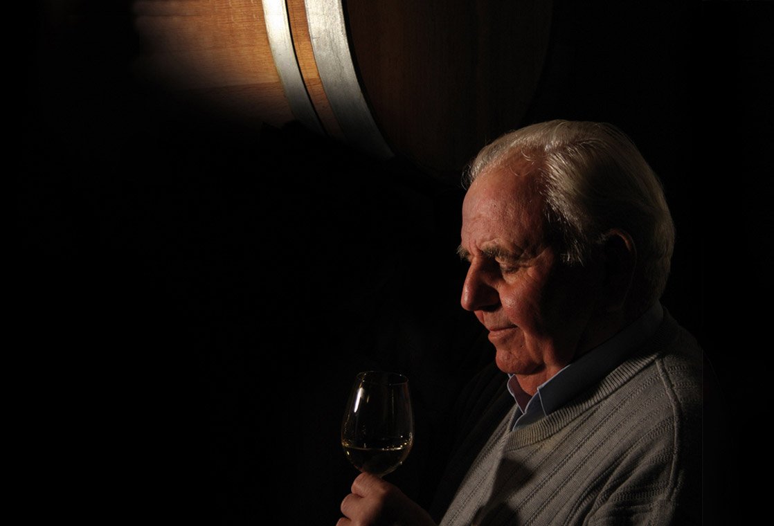 Fritz Holfelder mit einem Glas Wein im Keller